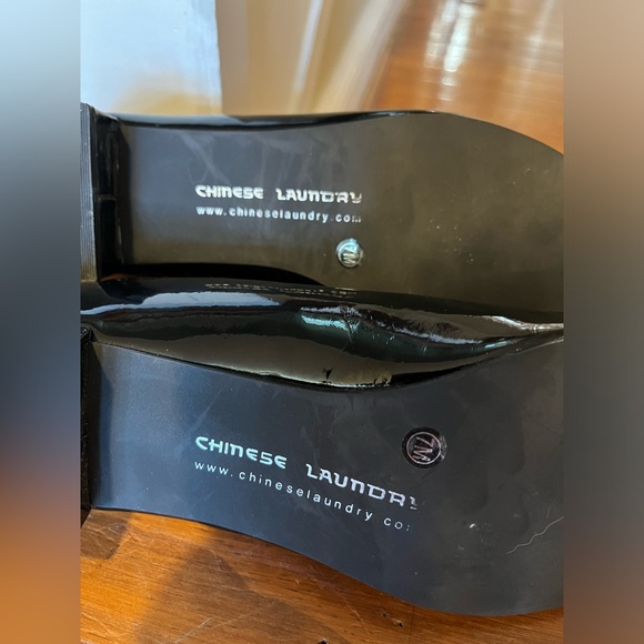 Size 7 black patent 1 inch block heels with bow - Picture 5 of 9